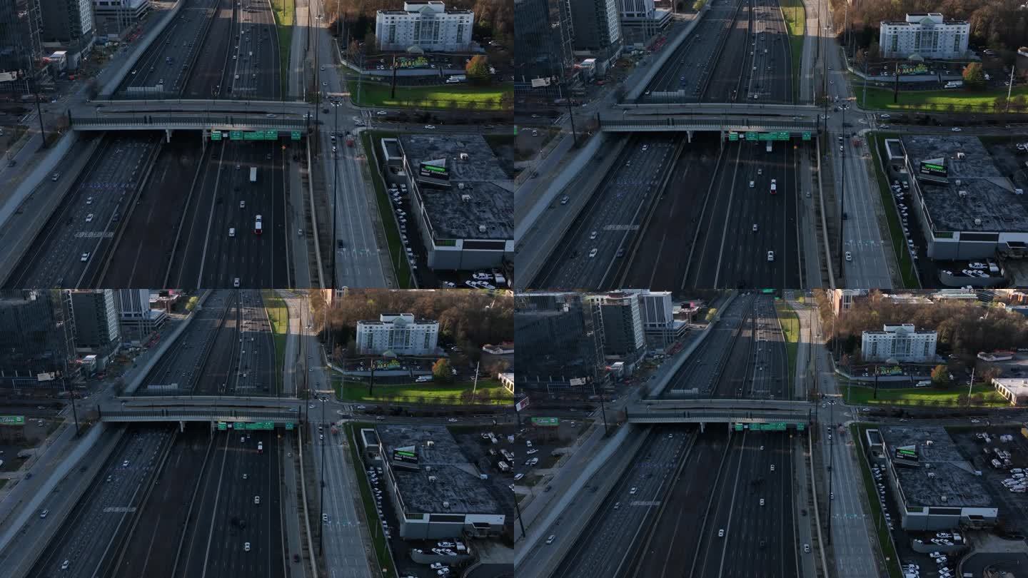 美国乔治亚州亚特兰大市中心，镜头拉远显示高速公路交叉口的交通状况