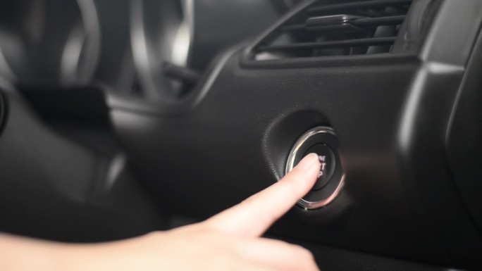 汽车用手指按启动或停止发动机的按钮