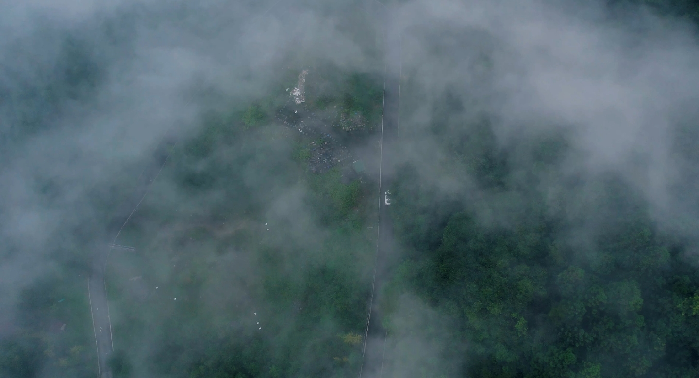 云雾缭绕的山路上的车  摩围山航拍