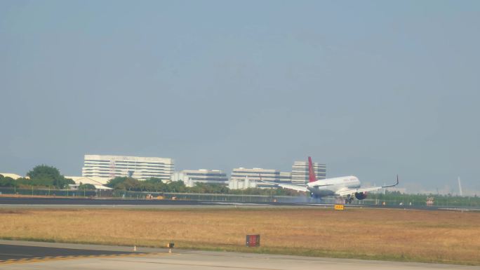 厦门高崎国际机场跑道上降落的飞机