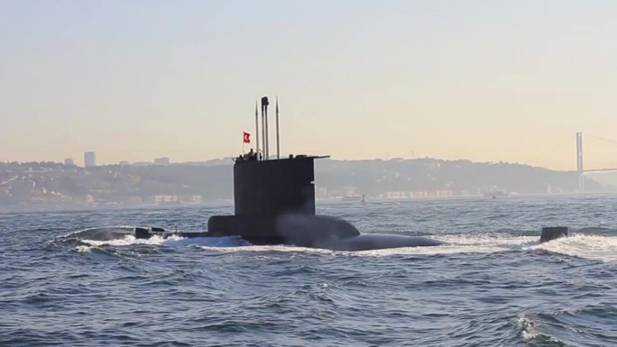 潜艇驶入博斯普鲁斯海峡。海军潜艇。特写跟踪镜头