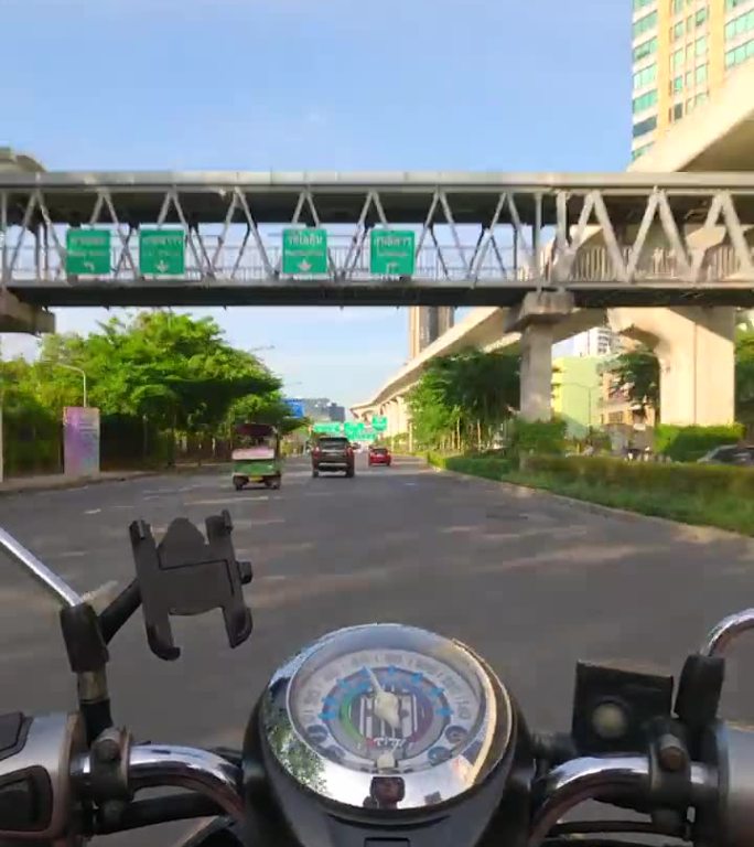 摩托车在泰国曼谷的道路上的超速行驶