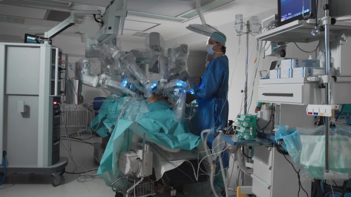 多臂手术机器人在现代手术室中进行手术