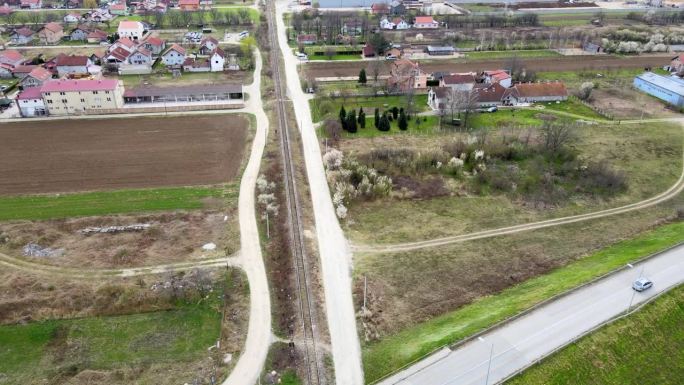 塞尔维亚诺维萨德铁路周围的房屋和田野鸟瞰图
