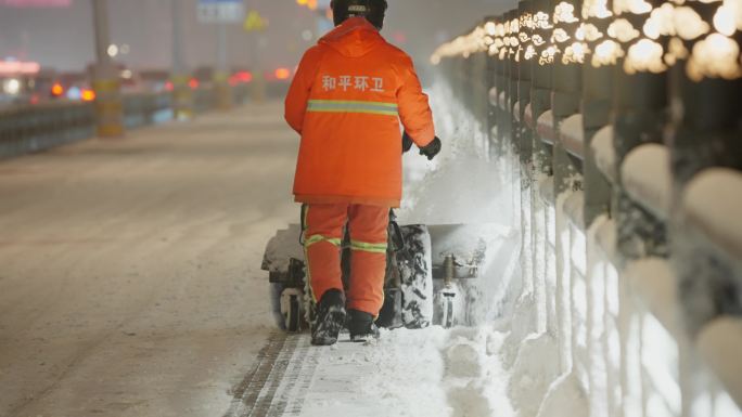 北方城市冬季下雪雪景夜晚扫雪除雪