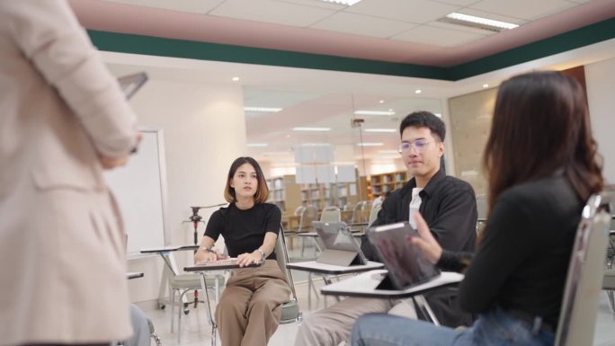 大学学院的指导老师和顾问会见女大学生，为她们的研究学习提供建议。大学校园课堂上，学院教授老师与亚洲学