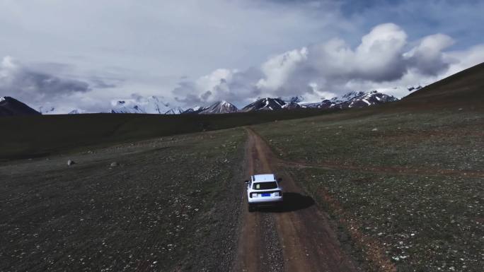 雪山草原旅行旅游一辆车一个人旅行冰川片头