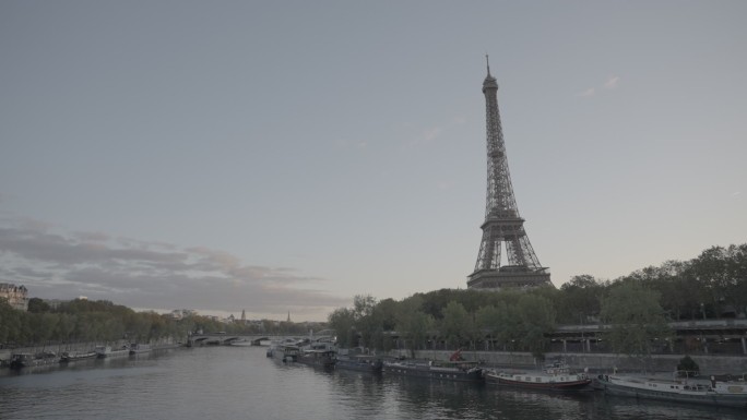 巴黎铁塔河边