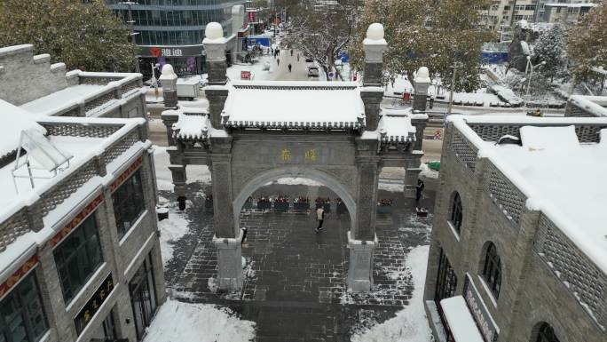 航拍保定雪景西大街