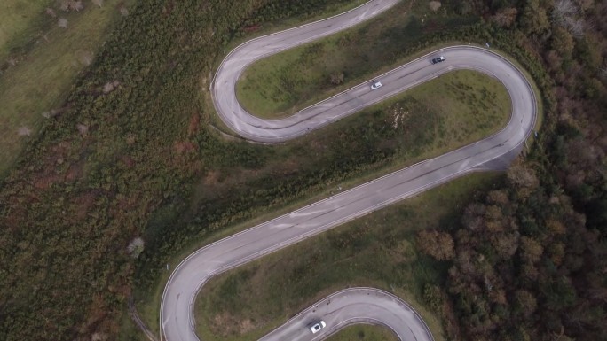 西班牙坎塔布里亚s形公路鸟瞰图。