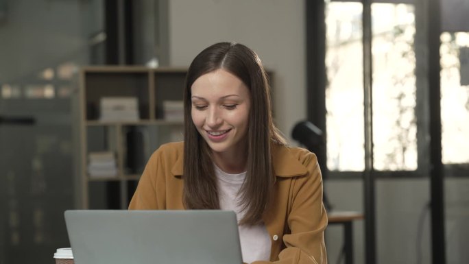 微笑的白人大学生拿着平板电脑，从事在线学习，可能是学习文科。