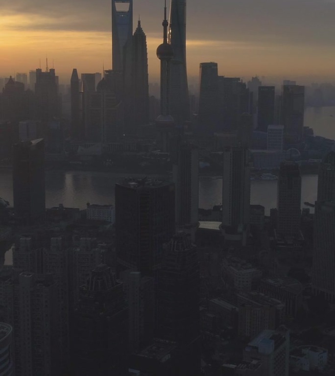 阳光日出的上海城市景观。鸟瞰图。中国。无人机飞回来了。垂直视频