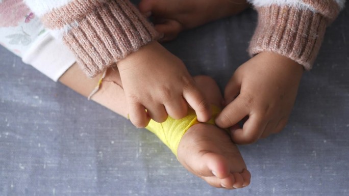 弹性治疗黄色胶布应用于儿童腿部。Kinesio