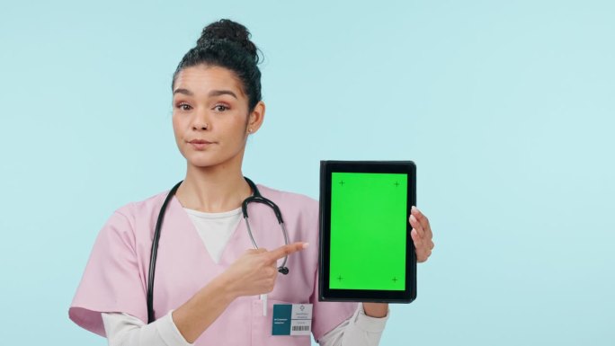 护士，女性和平板电脑绿色屏幕，对医疗保健和诊所介绍，建议或蓝色背景的新闻。年轻的医生或医学生与数字模