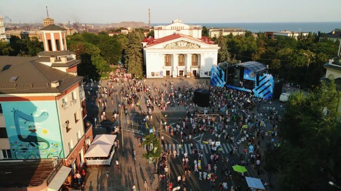 乌克兰，马里乌波尔，2021年8月24日:与俄罗斯开战前的马里乌波尔。鸟瞰图。市中心的戏剧剧院。位于