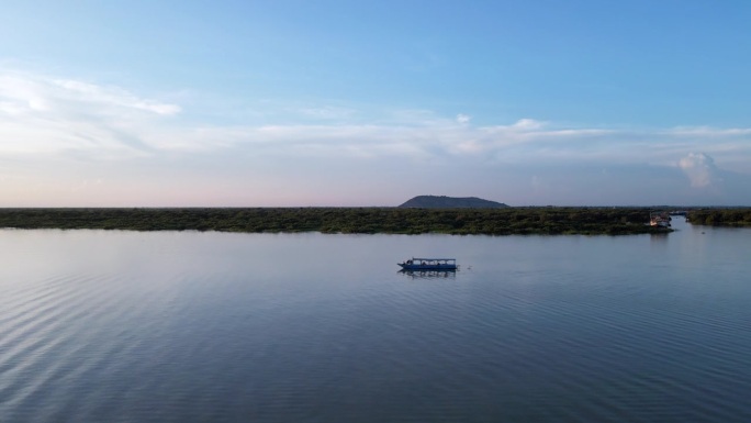 柬埔寨湖上的废船在日落时，无人机升起