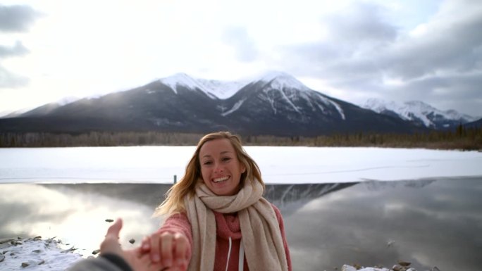 跟我来概念:年轻女子带着男友去加拿大被雪覆盖的冰湖