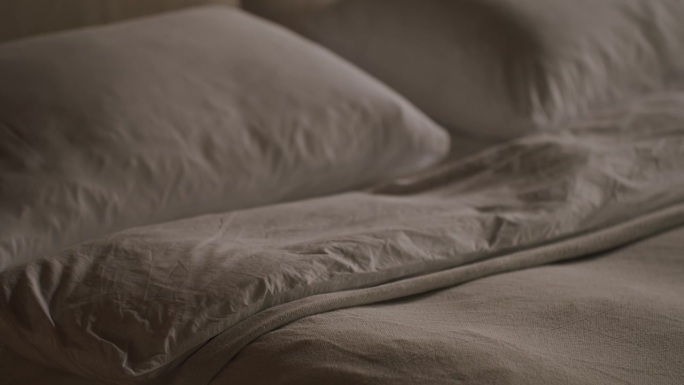 白色枕头和棉质羽绒被的双人床特写