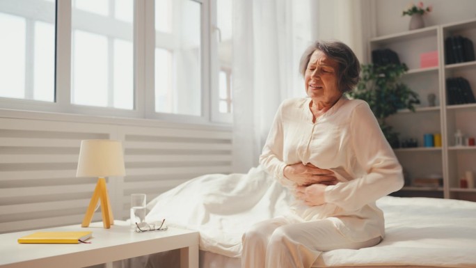 老年妇女坐床时腹痛强烈，胃炎