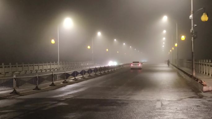 城市早晨 雾霾天气 灰色地带雾霾公路车流