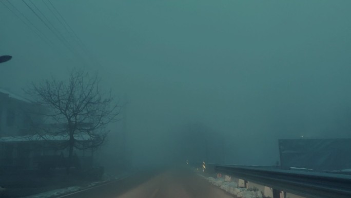 阴天大雾天凌晨行走在秦岭深山道路之上