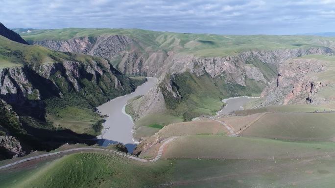 新疆昭苏：航拍阔克苏河大峡谷（鳄鱼湾）