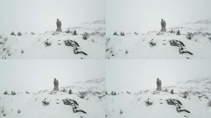 山上下着大雪。雕鹰的石雕山里的冬天。辛普朗通过