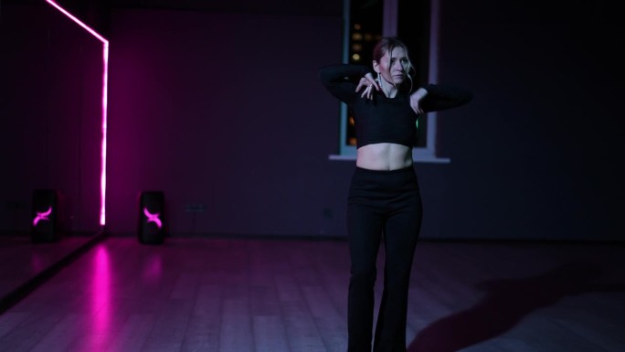 住相机。舞女在舞蹈大厅里用霓虹灯照亮的镜子。富有表现力、自给自足的Waacking风格。