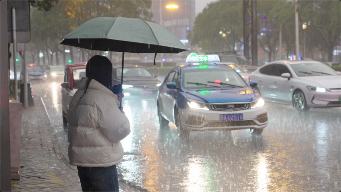 暴雨城市街景-大雨中街头雨景雨中行人雨夜