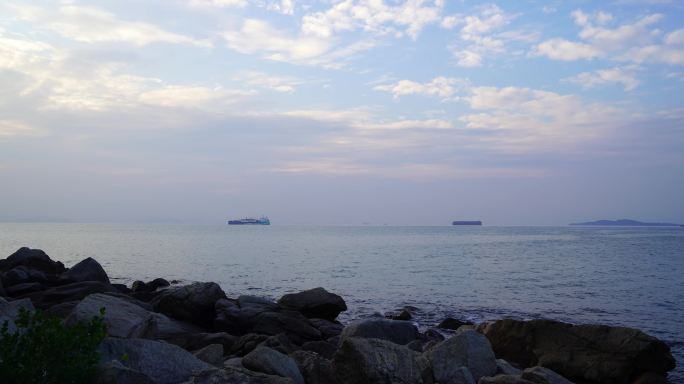 深圳南澳日落时分海上船只来回穿梭