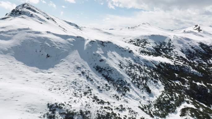 航拍冬季夹金山风景川西高原雪山景色迷人