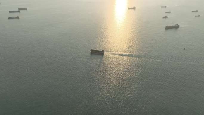 唯美夕阳下行驶的船只海面阳光货船海洋航行