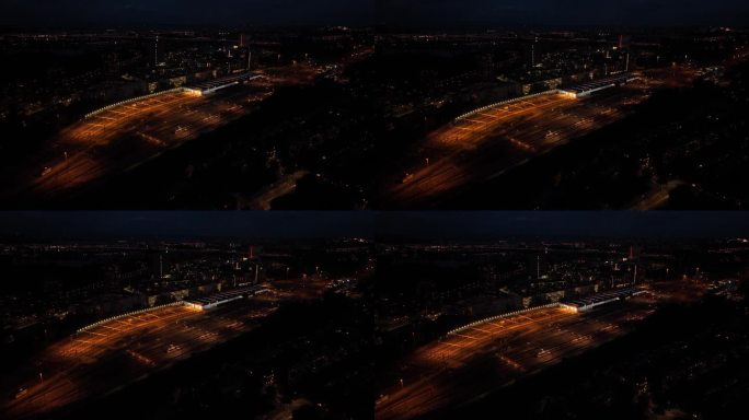 夜间火车站的航拍无人机视图。铁路站场、公路养护、交通运输及铁路基础设施。