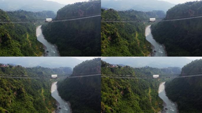在阳光明媚的日子里，从桥上蹦极到尼泊尔的山谷，鸟瞰图
