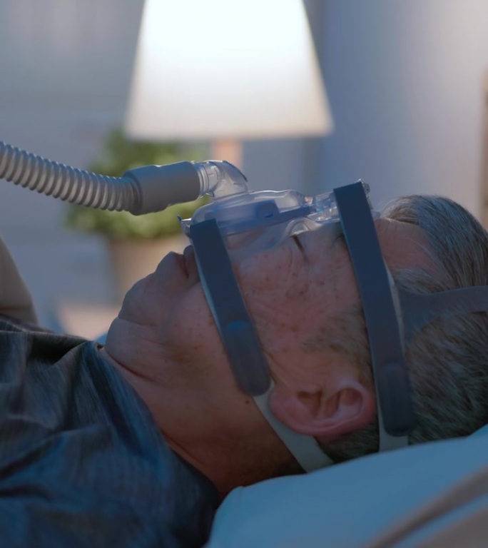 老人带着呼吸机睡觉