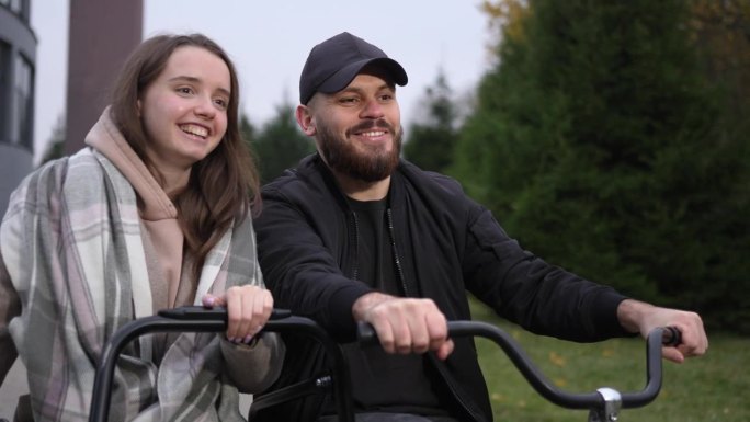 女孩和男孩在公园里一起骑三轮车的照片