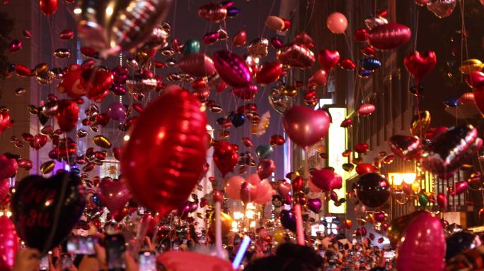 新年快乐万人欢呼放飞气球