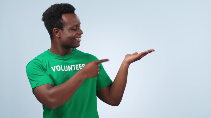 微笑，黑人男子指着手掌，志愿宣传，工作室公告或社区服务基金会。污染支持，气候变化信息或蓝色背景的模型