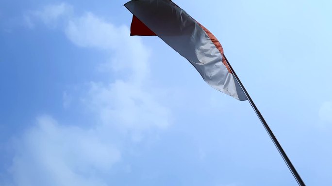 蓝天白云，印尼国旗高高飘扬