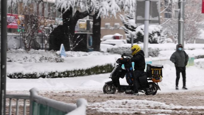 外卖骑手下雪天送餐