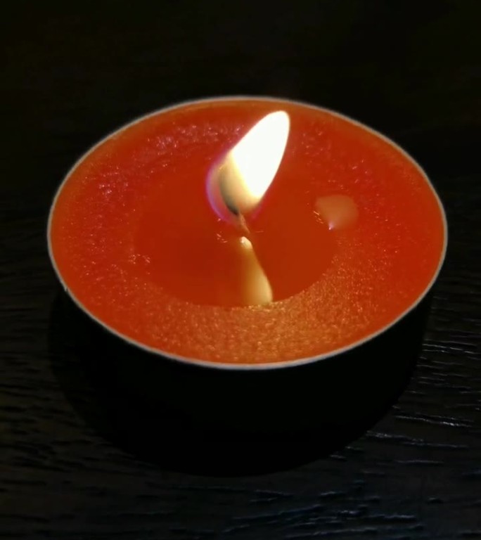 红色燃烧的蜡烛燃烧火苗特写素材