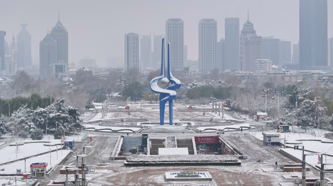 航拍济南泉城广场雪景下雪