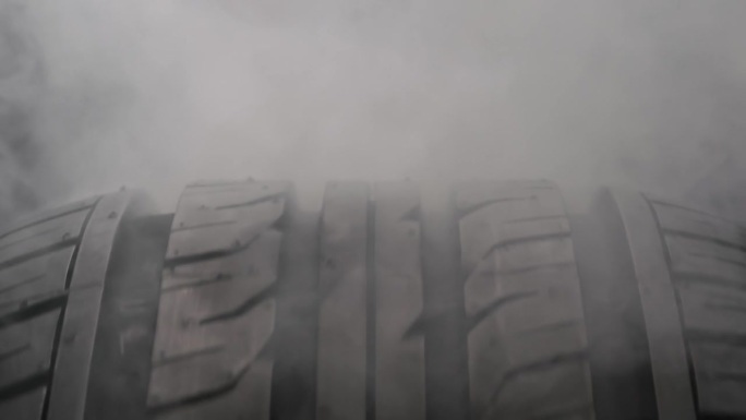 汽车车轮被烟雾覆盖