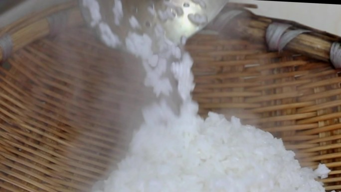 木桶饭制作过程甑子饭冒热气煮米饭白米饭