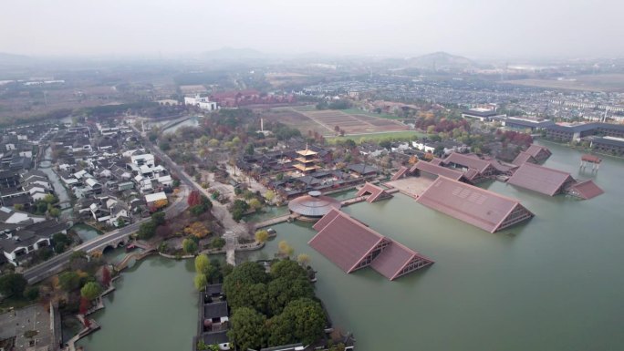 中国上海市松江区广富林景区无人机景观，中国传统唐代建筑与水中建筑，4k实时镜头高角度视角。