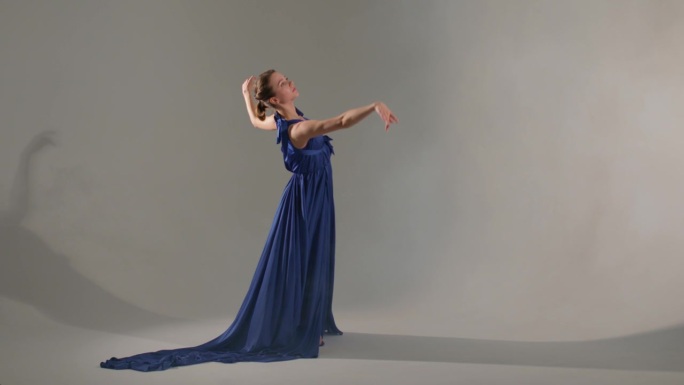 美丽的芭蕾舞女演员穿着飘飘的裙子在斯图西奥健身