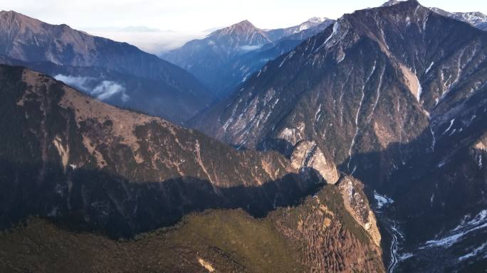 航拍川西大山沟壑险峻