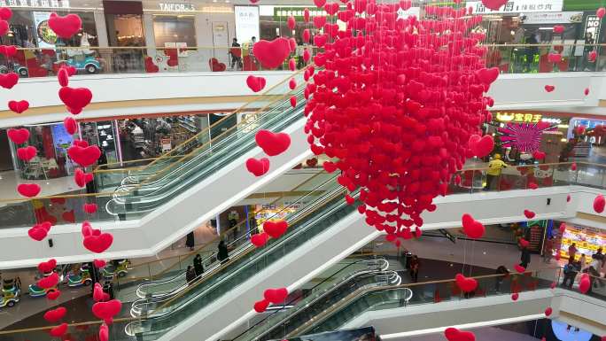 春节元旦节日商场内红色气球和儿童游乐场