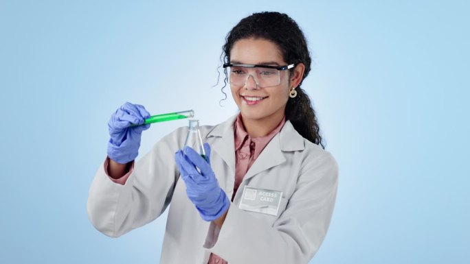 女性、科学家和用于实验、病毒和液体分析、化学和研究的玻璃烧杯。科学，生物技术和蓝色工作室背景的思考，