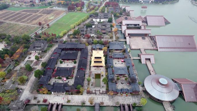 中国上海市松江区广富林景区无人机景观，中国传统唐代建筑与水中建筑，4k实时镜头高角度视角。